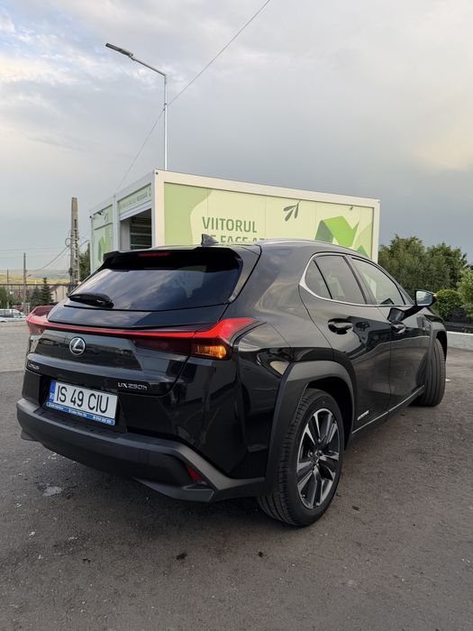 LEXUS UX 2020 — imagine 4