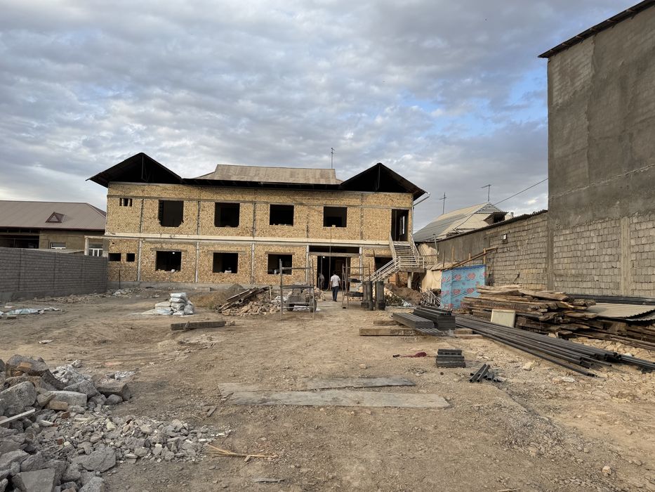 Нотурар бино йул юзида жойлашкан