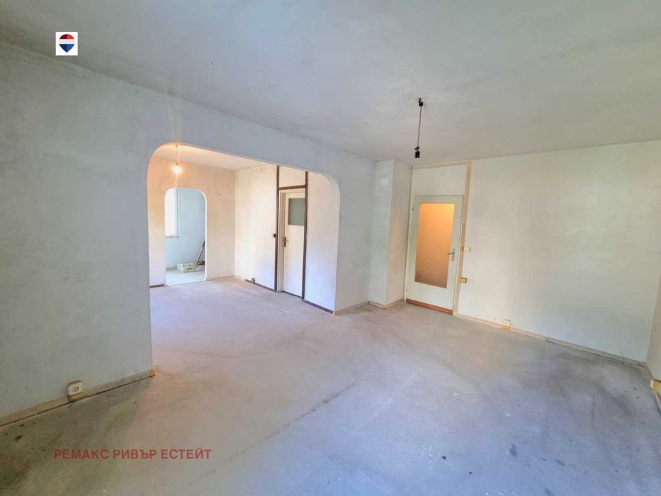 Тристаен апартамент за продажба кв. Дружба 3 - снимка 12