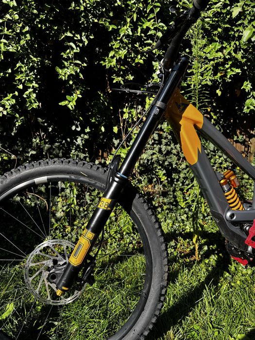 YT Tues Uncaged 11 (Ediție Limitată) – Suspensie Öhlins