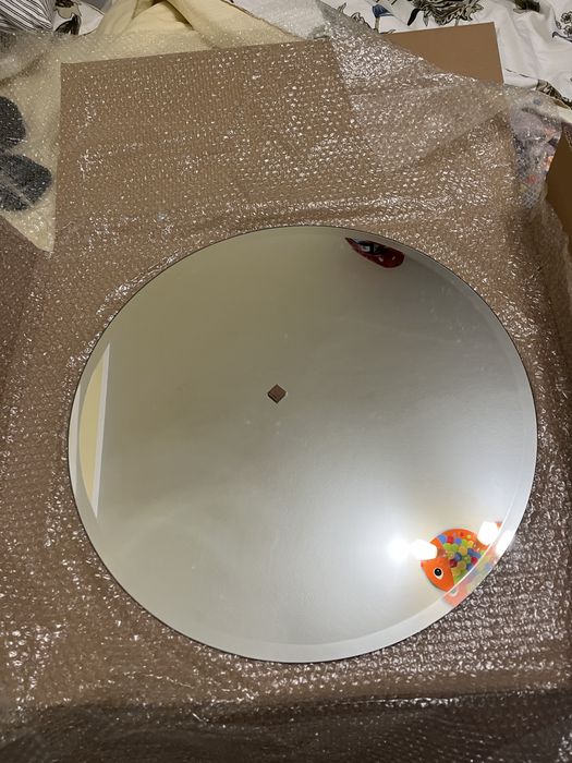 Vand oglinda rotunda.