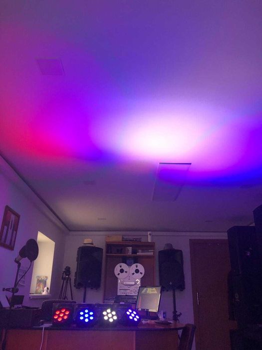 Se vând 6 Moving Head ++  și schela  GRATIS