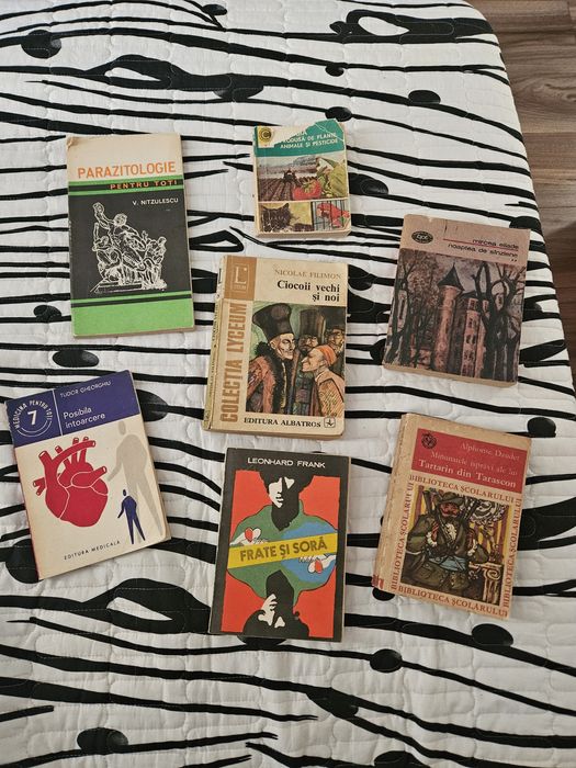 7 cărți vechi diferite