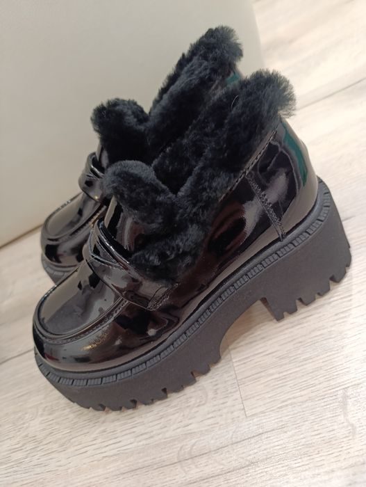 Продам лоферы зимние лаковые