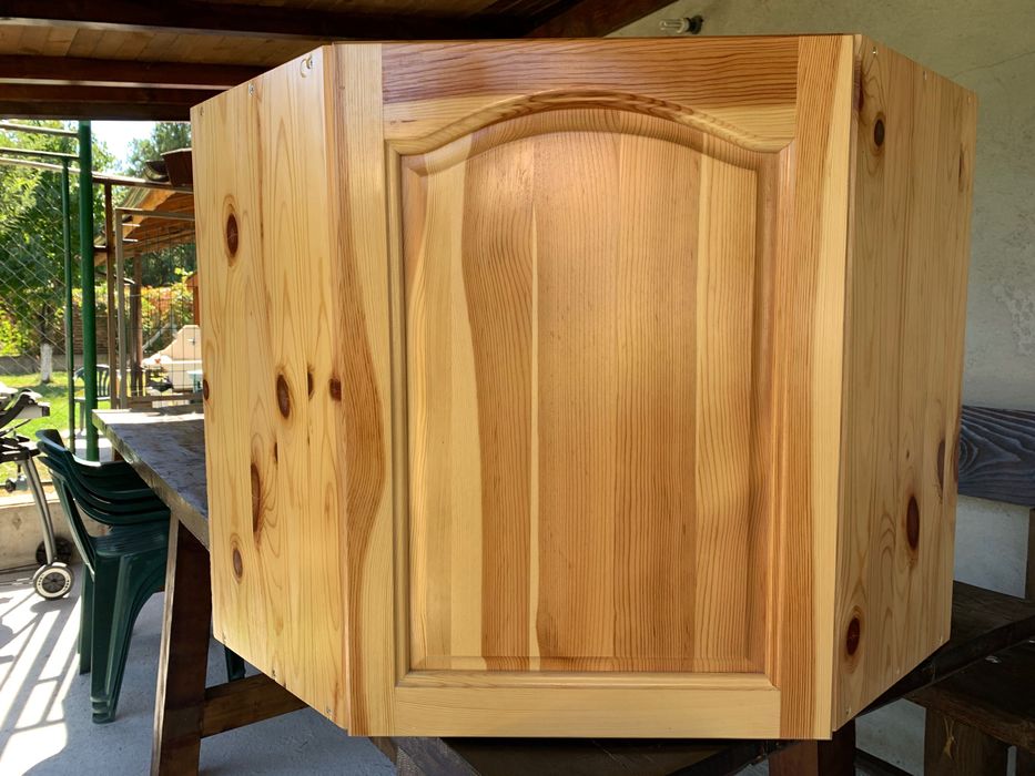 Ъглов шкаф от дърво чам