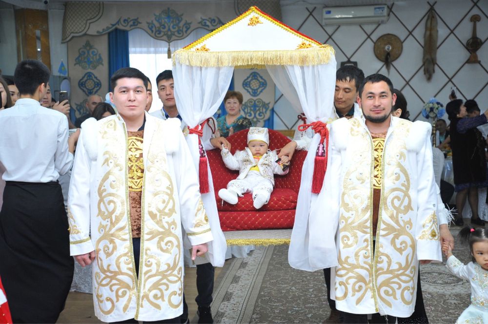 Трон Тусау кесер, Сундет той