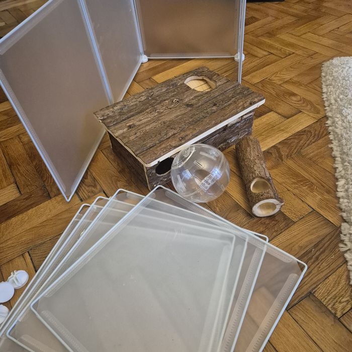 Lot accesorii rozătoare (Căsuță lemn, Tunel, Bilă) + Țarc modular plastic (9 buc)