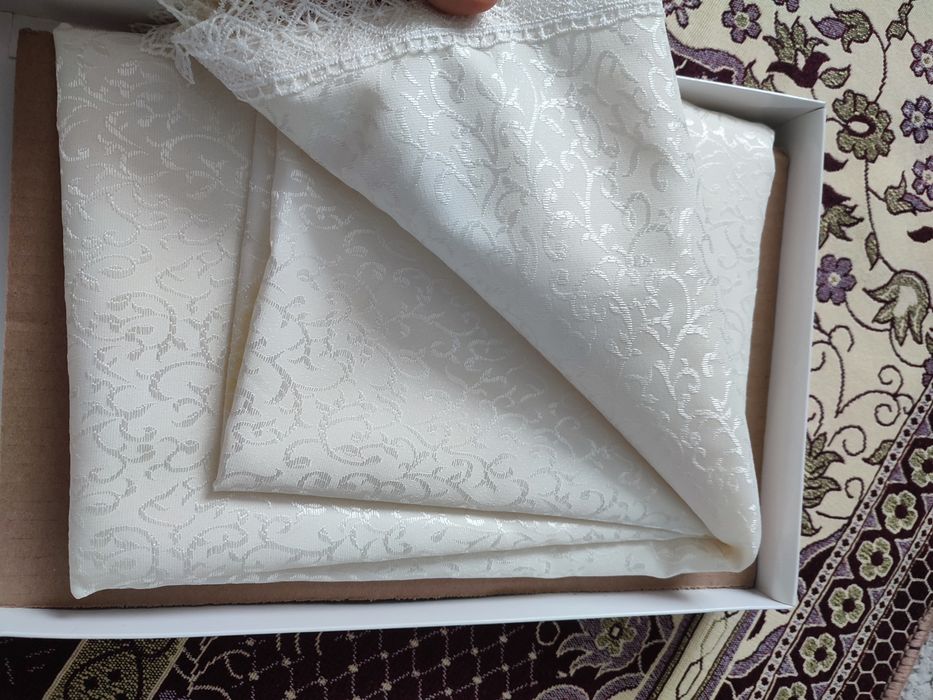 Скатерть и салфетки 8 шт.