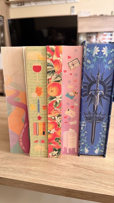 Книги с цветни порезки