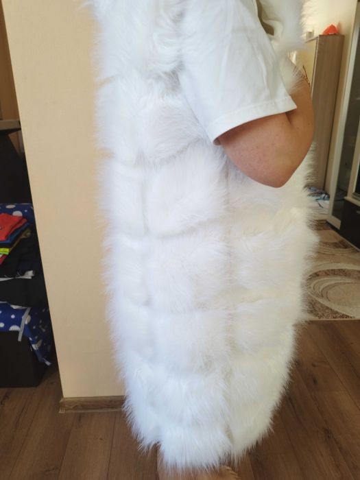 Бял дамски пухен елек