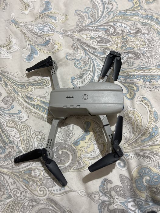 Квадракоптер летает снимает