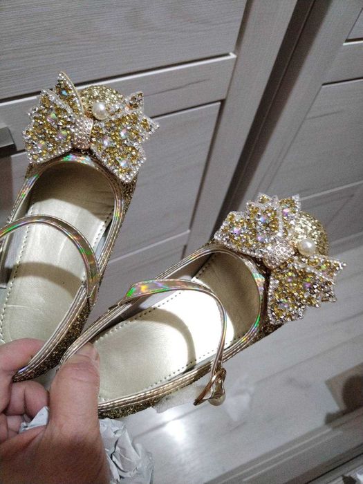 Детски, блестящи обувки с токчета.