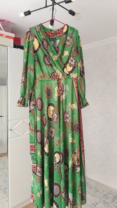 Продам 2 платья новые. Ни разу не одевались.