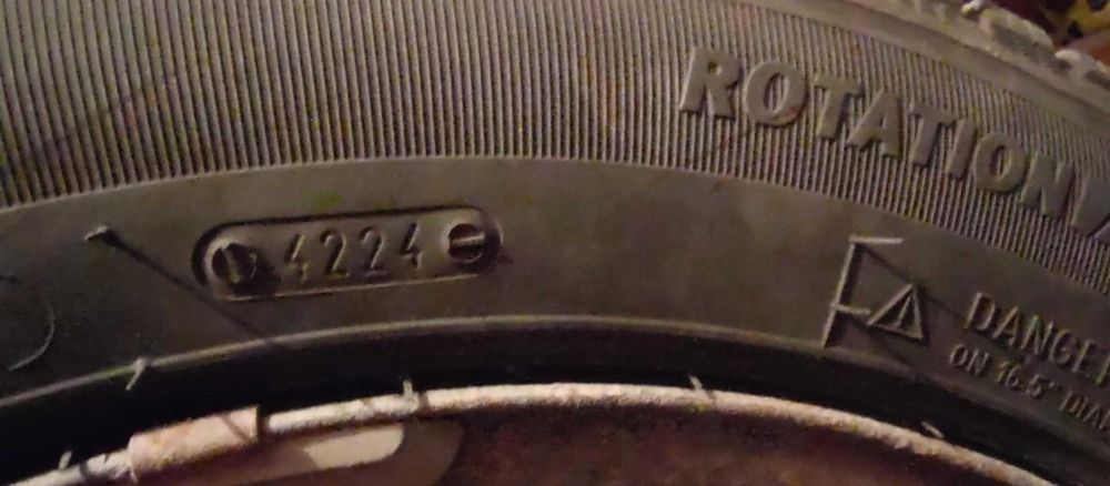 продавам 4 бр. зимни гуми 205/55/16 с метални джанти за БМВ 3