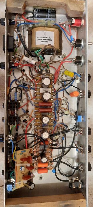 Amplificator head de chitară cu lămpi