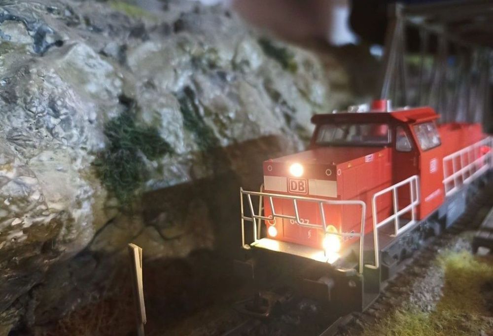 piko BR92 locomotiva digitala cu sunet

Lumini frontale alb/roșu
Tracț