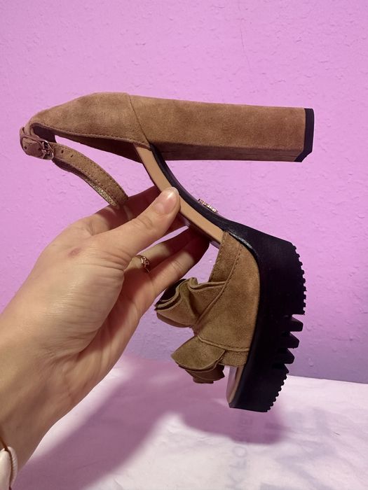 Босоножки из натурального замша и кожи