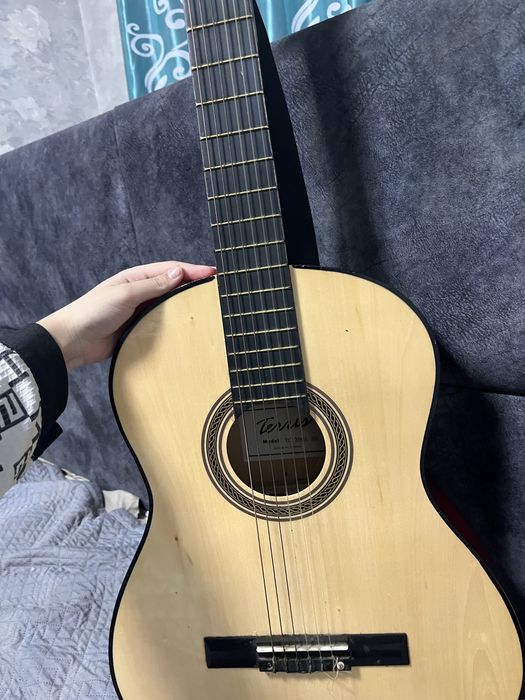 Акустическая гитара в хорошем состоянии.