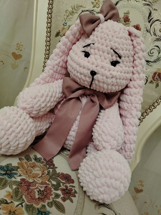 Yumshoq o'yinchoq qo'lda to'qilgan