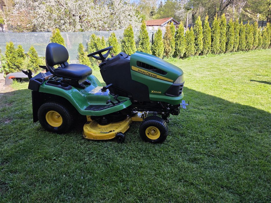 Продавам тракторна косачка John Deere X300R с кош за тревата