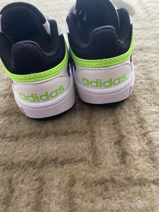 Adidasi adidas pentru bebeusi in stare impecabila