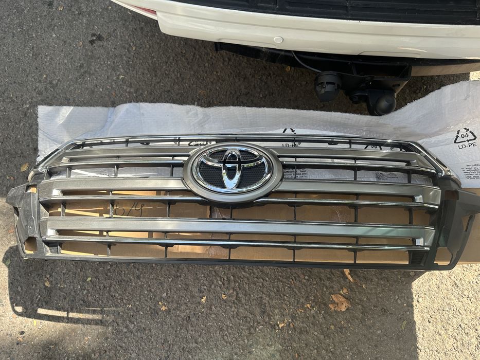 Решетка радиатора Land Cruiser 200