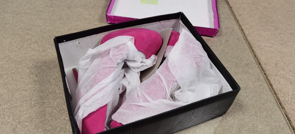 Pantofi sexy cu toc - eleganți - trimit oriunde în tara