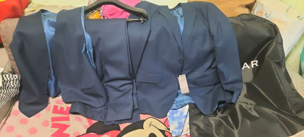 Vand costum barbatesc 3 piese nou cu eticheta