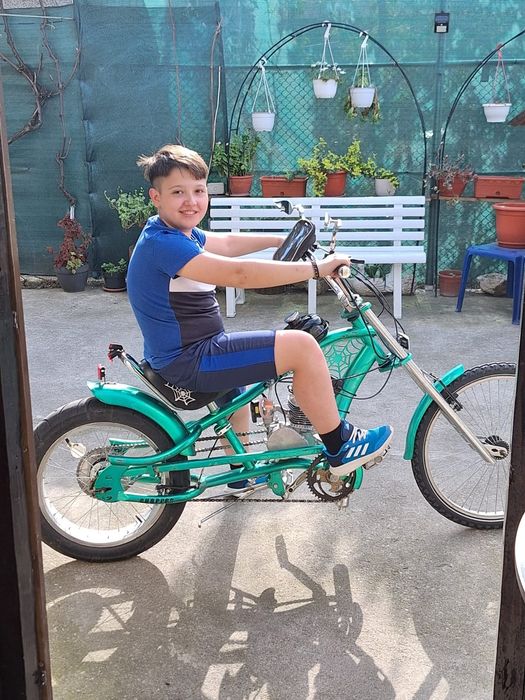 Vând bicicleta cu motor stil chopper