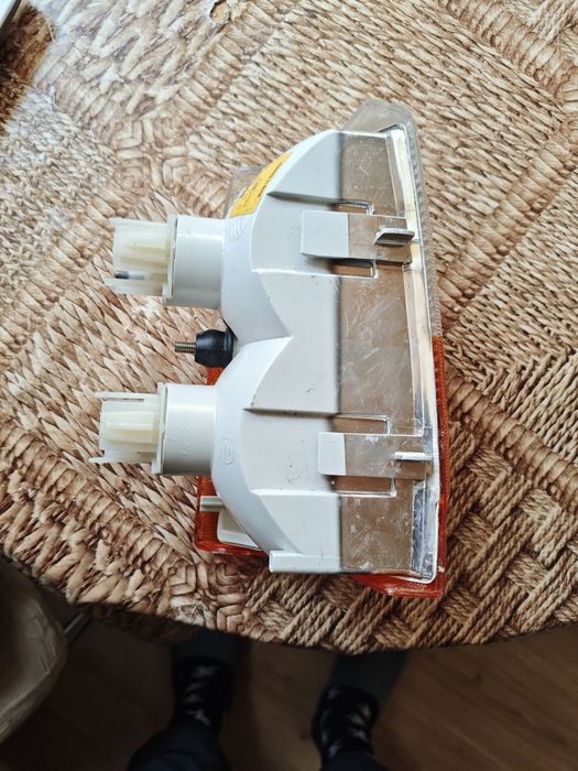 Продавам ляв мигач за Volvo 740