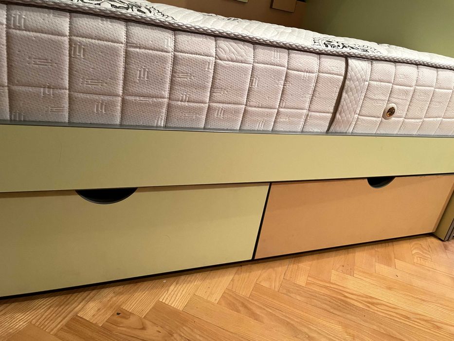 Двухъярусная детская кровать.