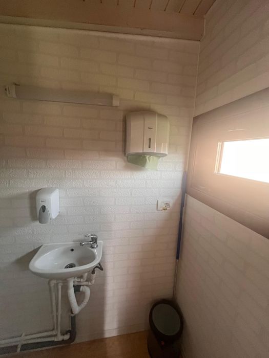 Vand Modular-  Complet echipat frizerie/ salon de înfrumusețare.