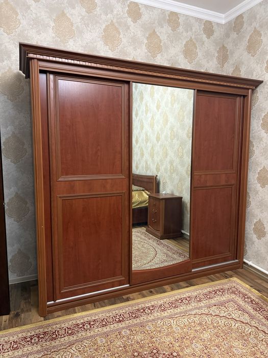Спальний гарнитур б/у:цвет орех шифонер,тупмбочки,тримо