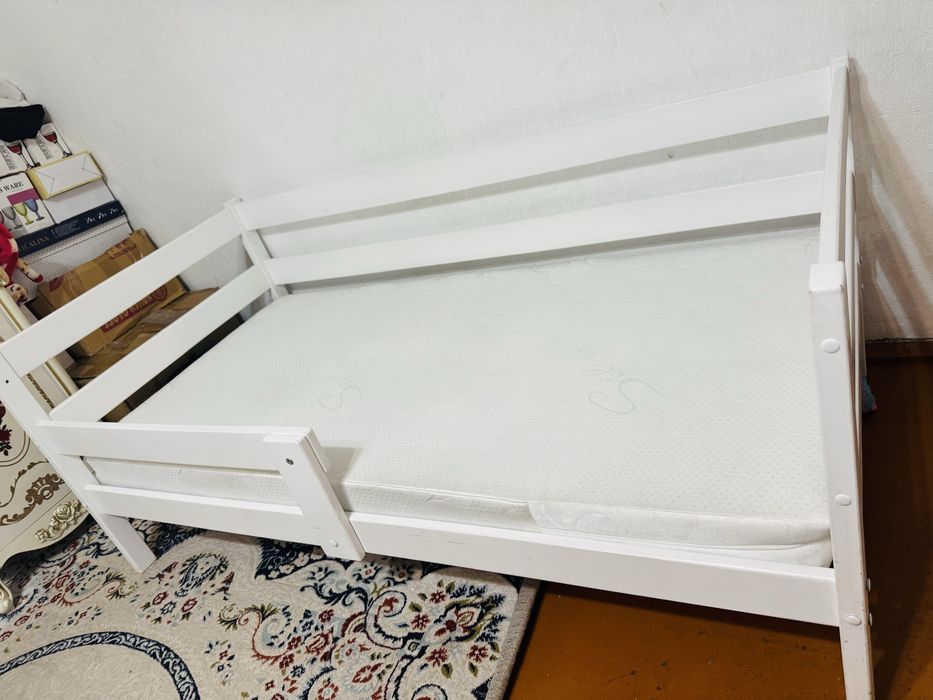 Кровать детская вместе с матрасом