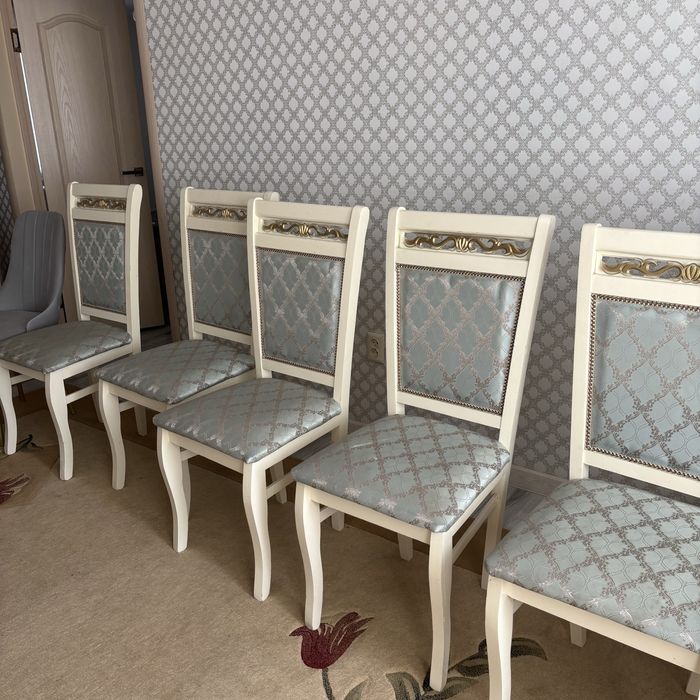 Стол со стульями в гостинную