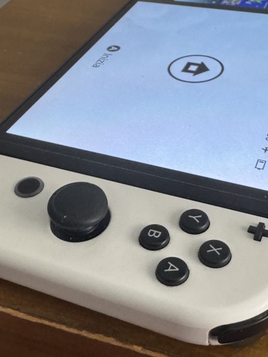 Продам Nintendo Switch OLED White в отличном состоянии.
