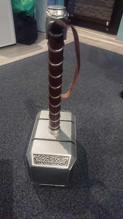 Продавам чука на Thor ( Тор ) в реални размери много добро качество
