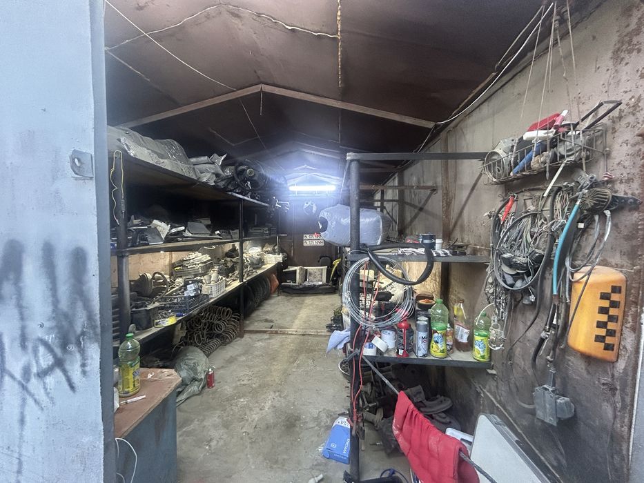 Гараж сатылады полкасымен