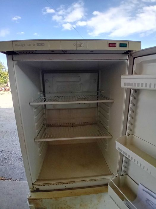 Продавам хладилник . Хладилника работи има малко ражда по него но е ок.