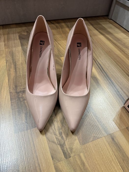 Високи бежови токчета