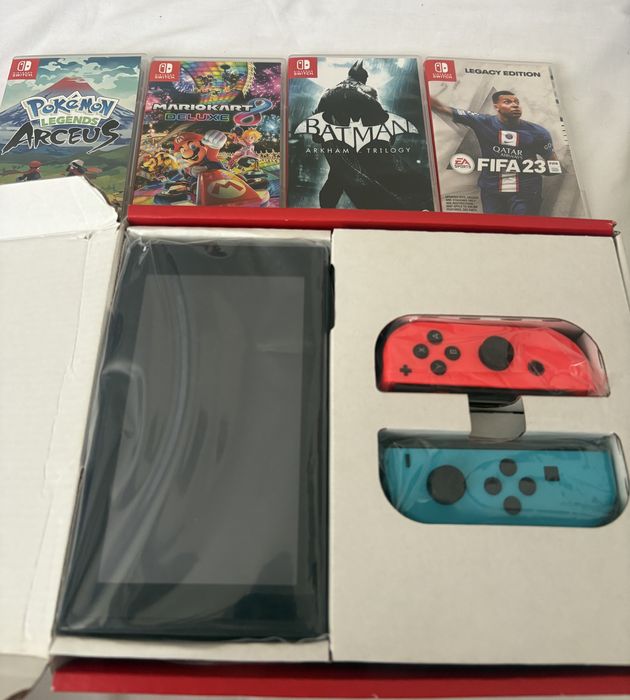 Nintendo Switch + 4 jocuri originale,stare excelentă.