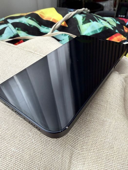 iPhone 12 -- 64 GB -- черен -- 81% батерия