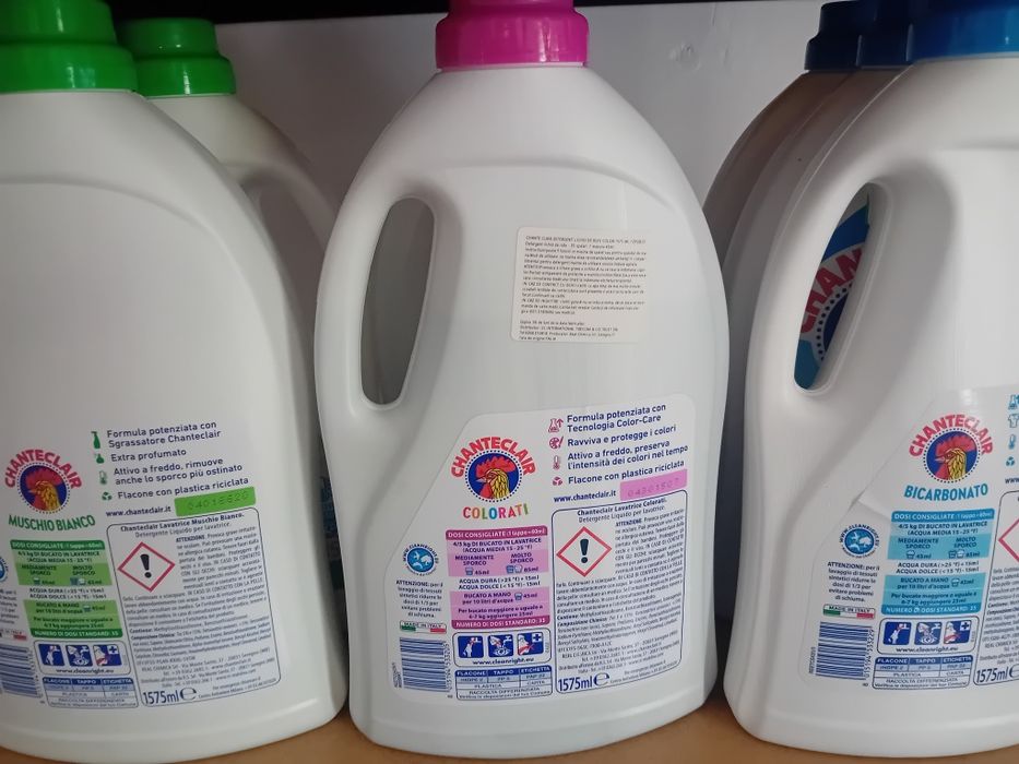 Vând detergent lichid.
