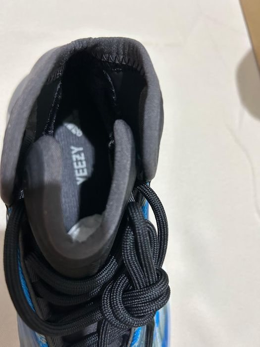 Yeezy Quantum noi cu eticheta