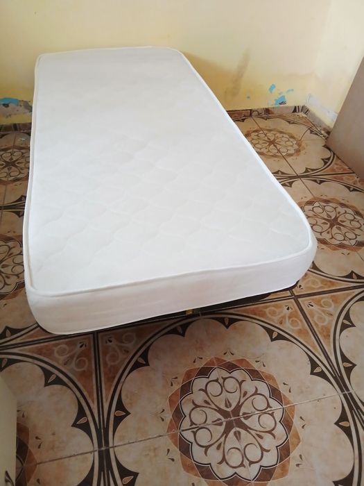 Vând 2 paturi de 1 persoana și de 2 persoane și un birou.
