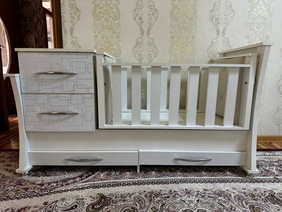 Деткая кравать новая почти илеально новая !