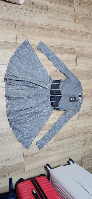 Размер S.Платье красивое,с прозрачной сеткой на поясе в виде карсета