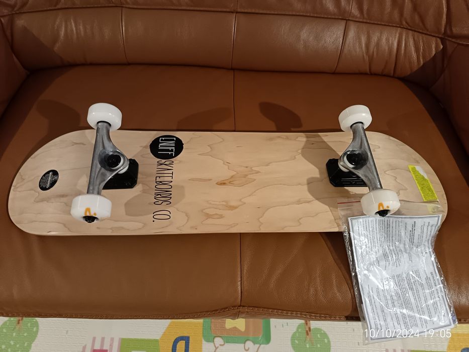 Skateboard nou  cu eticheta