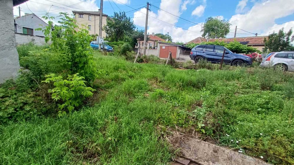 Продавам двор 1600 кв.м със стара къща, близо до Хуманитарна гимназия, гр Добрич