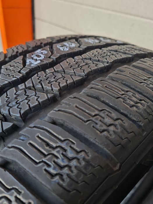 Зимни гуми 2 броя за Бус CONTINENTAL VanContactWinter 205 60 R16С дот 3122
